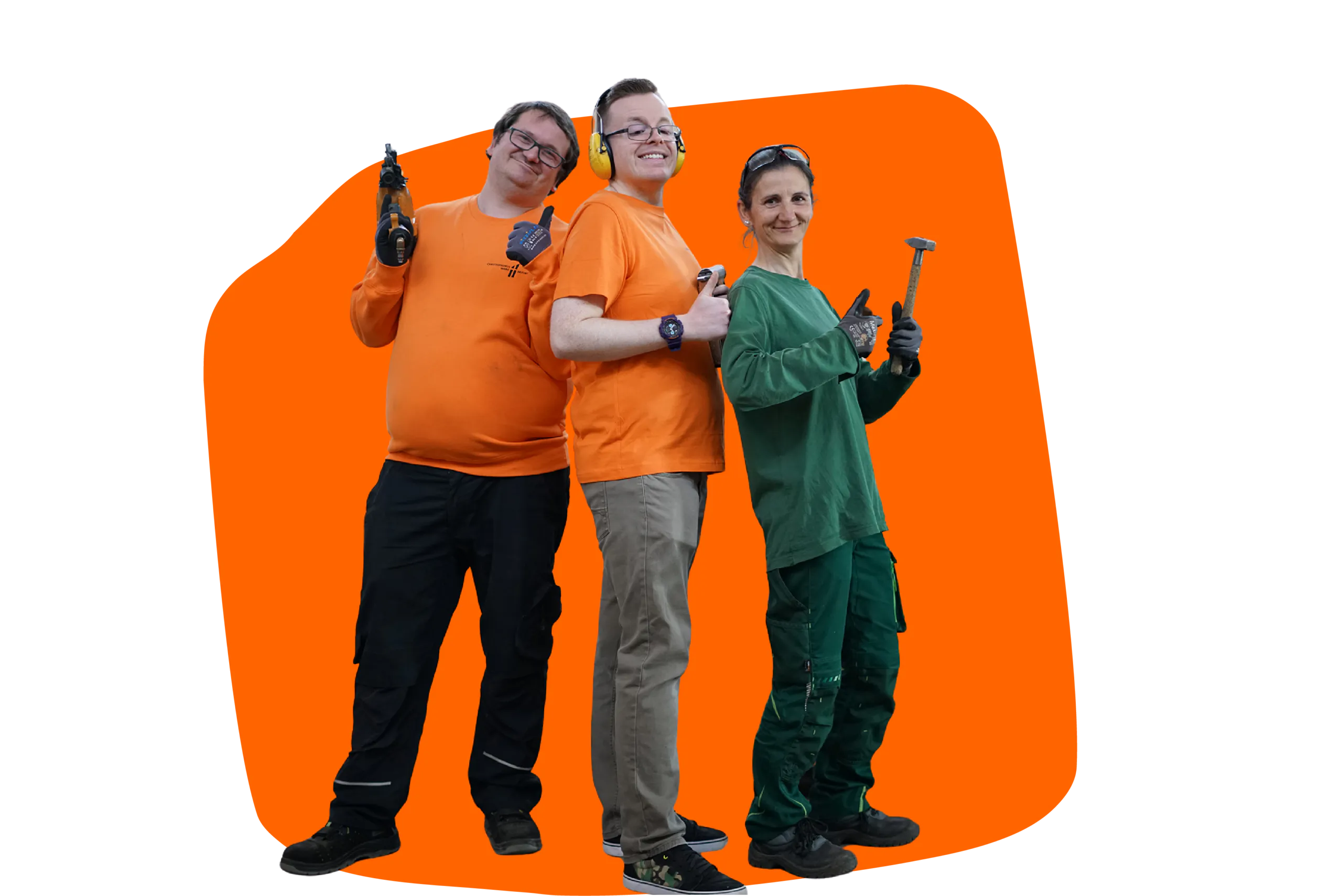 Eine Frau und zwei Männer halten eine Bohrmaschine und andere Werkzeuge. Sie sind Klient*innen des Christophoruswerks Erfurt.