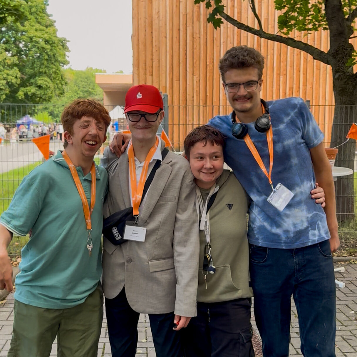 4 Schüler der Christophorus-Schule Erfurt stehen freudig lächelnd da, umfassen sich und schauen in die Kamera.